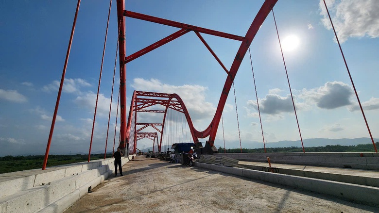 Quảng Ng&atilde;i nỗ lực đưa cầu 850 tỷ về đ&iacute;ch trong qu&yacute; II/2025- Ảnh 7.