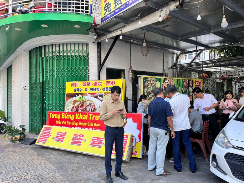 Vụ "chặt ch&eacute;m" 2 đĩa rau 1 triệu đồng: Nh&agrave; h&agrave;ng kh&oacute;a cửa trong, th&aacute;o biển hiệu- Ảnh 2.