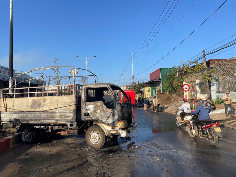 T&agrave;i xế nhanh tr&iacute; l&aacute;i chiếc xe tải bốc ch&aacute;y ra khỏi nh&agrave; kho- Ảnh 1.