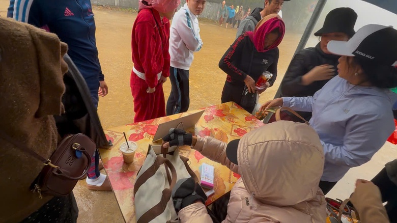 Xe điện bốn bánh "chạy chui" ở đền núi Nưa - An Tiêm- Ảnh 3. Xe điện bốn bánh "chạy chui" ở đền núi Nưa - An Tiêm- Ảnh 3.