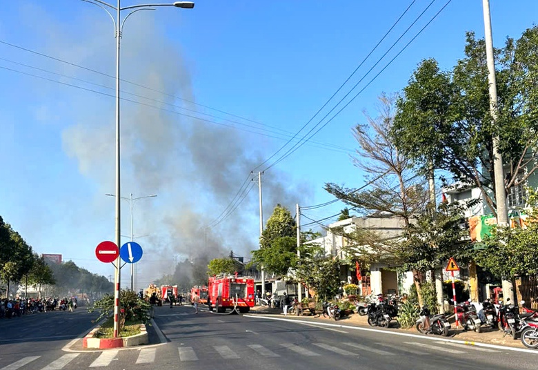 Ch&aacute;y nh&agrave; kho cạnh đường tr&aacute;nh ph&iacute;a T&acirc;y TP Bu&ocirc;n Ma Thuột, giao th&ocirc;ng &ugrave;n tắc- Ảnh 3.