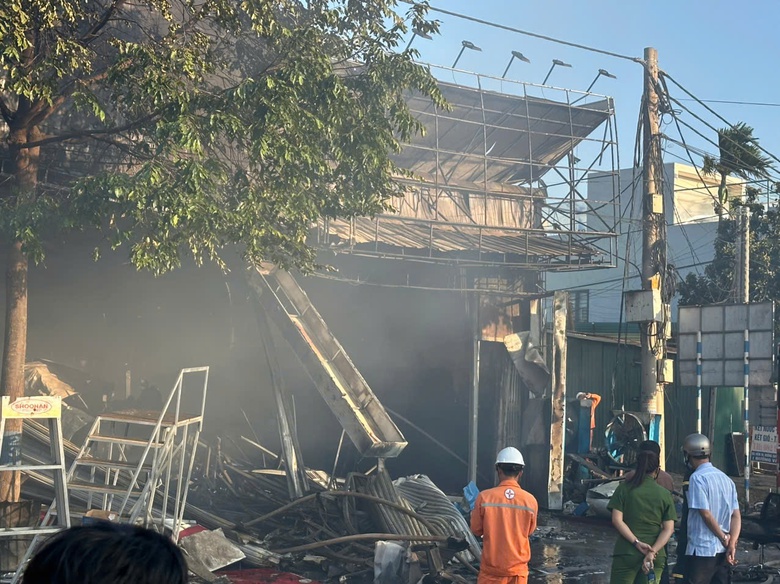 Ch&aacute;y nh&agrave; kho cạnh đường tr&aacute;nh ph&iacute;a T&acirc;y TP Bu&ocirc;n Ma Thuột, giao th&ocirc;ng &ugrave;n tắc- Ảnh 2.