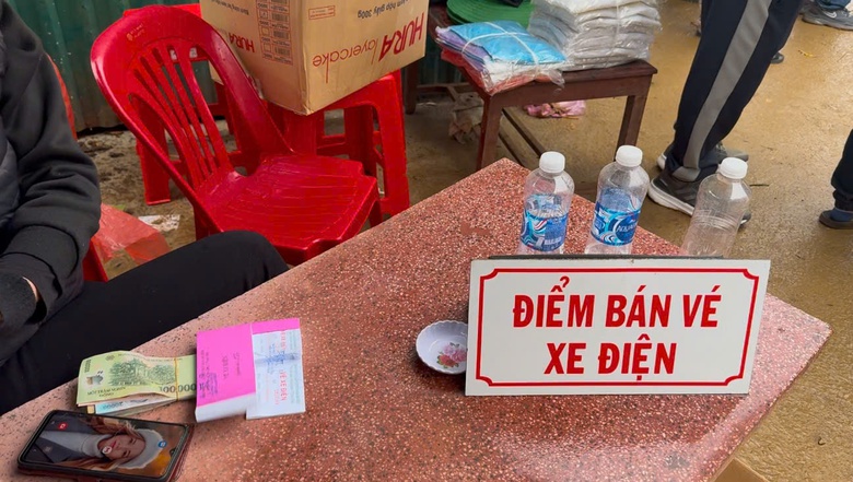 Xe điện bốn bánh "chạy chui" ở đền núi Nưa - An Tiêm- Ảnh 4. Xe điện bốn bánh "chạy chui" ở đền núi Nưa - An Tiêm- Ảnh 4.