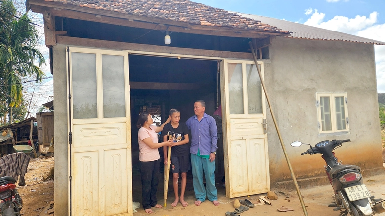 X&oacute;t cảnh nam sinh bị tai nạn kh&ocirc;ng c&oacute; tiền gh&eacute;p sọ- Ảnh 1.