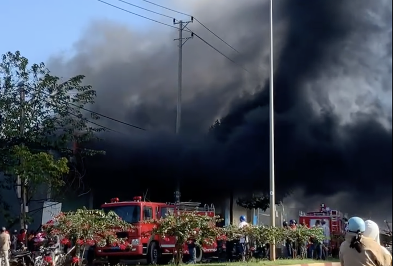 Ch&aacute;y nh&agrave; kho cạnh đường tr&aacute;nh ph&iacute;a T&acirc;y TP Bu&ocirc;n Ma Thuột, giao th&ocirc;ng &ugrave;n tắc- Ảnh 1.