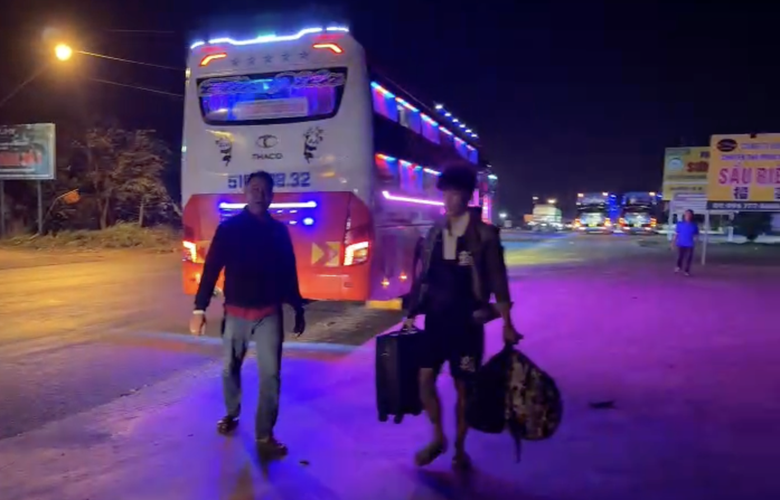 CSGT d&ugrave;ng xe chuy&ecirc;n dụng chở sản phụ vỡ ối đến bệnh viện an to&agrave;n- Ảnh 1.