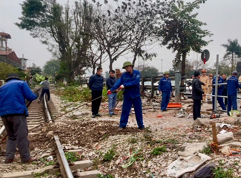 H&agrave; Nội: Đ&oacute;ng 4 lối đi qua đường sắt sau tai nạn t&agrave;u va chết người- Ảnh 1.
