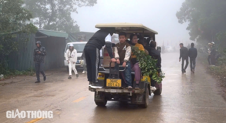 Xe điện bốn bánh "chạy chui" ở đền núi Nưa - An Tiêm- Ảnh 2. Xe điện bốn bánh "chạy chui" ở đền núi Nưa - An Tiêm- Ảnh 2.