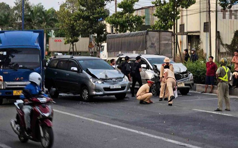 Tai nạn li&ecirc;n ho&agrave;n giữa 4 &ocirc; t&ocirc; tr&ecirc;n đường Mỹ Phước T&acirc;n Vạn ở B&igrave;nh Dương- Ảnh 1.