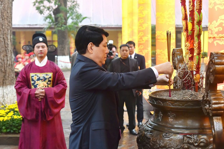 Chủ tịch nước Lương Cường dâng hương khai xuân tại Hoàng thành Thăng Long- Ảnh 2. Chủ tịch nước Lương Cường dâng hương khai xuân tại Hoàng thành Thăng Long- Ảnh 2.