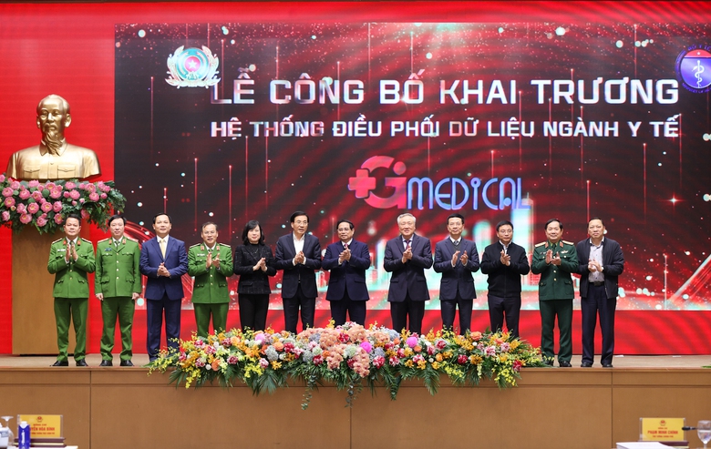 Thủ tướng: Năm 2025, tất cả s&acirc;n bay, bến cảng ứng dụng c&ocirc;ng nghệ sinh trắc, VneID- Ảnh 3.