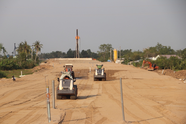 Công trường cao tốc Cần Thơ - Cà Mau tăng tốc ngay những ngày đầu năm- Ảnh 2. Công trường cao tốc Cần Thơ - Cà Mau tăng tốc ngay những ngày đầu năm- Ảnh 2.