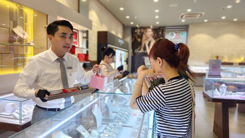 Trước ngày vía Thần Tài, cửa hàng vàng ở TP.HCM nơi đông, chỗ vắng- Ảnh 6. Trước ngày vía Thần Tài, cửa hàng vàng ở TP.HCM nơi đông, chỗ vắng- Ảnh 6.