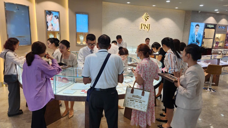 Trước ngày vía Thần Tài, cửa hàng vàng ở TP.HCM nơi đông, chỗ vắng- Ảnh 2. Trước ngày vía Thần Tài, cửa hàng vàng ở TP.HCM nơi đông, chỗ vắng- Ảnh 2.