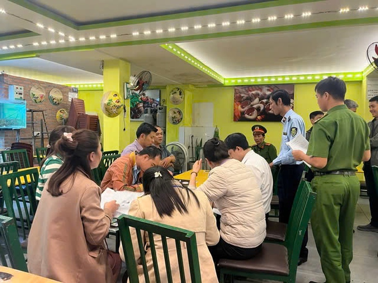 Vụ &ldquo;chặt ch&eacute;m&rdquo; 1 triệu đồng 2 đĩa rau: Nh&agrave; h&agrave;ng thiếu h&agrave;ng loạt thủ tục kinh doanh- Ảnh 1.