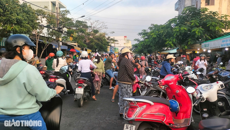 Bạc Li&ecirc;u: Người d&acirc;n tấp nập mua lễ vật ng&agrave;y v&iacute;a Thần T&agrave;i- Ảnh 2.