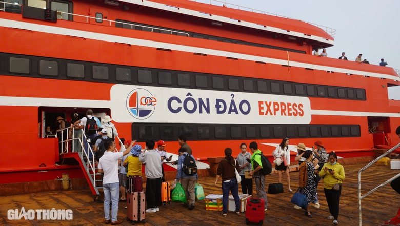 H&agrave;ng trăm du kh&aacute;ch phấn khởi l&ecirc;n t&agrave;u cao tốc ra C&ocirc;n Đảo- Ảnh 1.