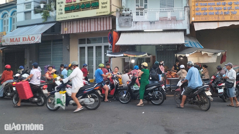 Bạc Li&ecirc;u: Người d&acirc;n tấp nập mua lễ vật ng&agrave;y v&iacute;a Thần T&agrave;i- Ảnh 4.