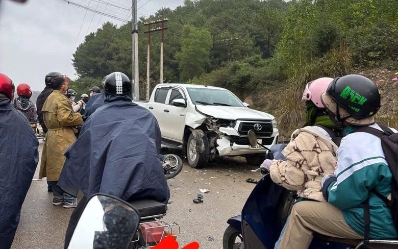 Đi xe gắn m&aacute;y đối đầu với xe b&aacute;n tải, nam sinh lớp 11 tử vong- Ảnh 1.