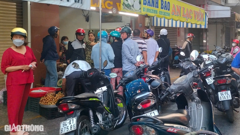 Bạc Li&ecirc;u: Người d&acirc;n tấp nập mua lễ vật ng&agrave;y v&iacute;a Thần T&agrave;i- Ảnh 3.