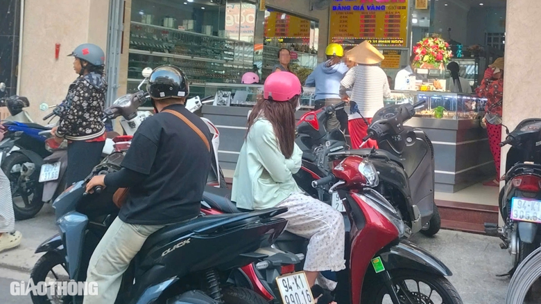 Bạc Li&ecirc;u: Người d&acirc;n tấp nập mua lễ vật ng&agrave;y v&iacute;a Thần T&agrave;i- Ảnh 8.