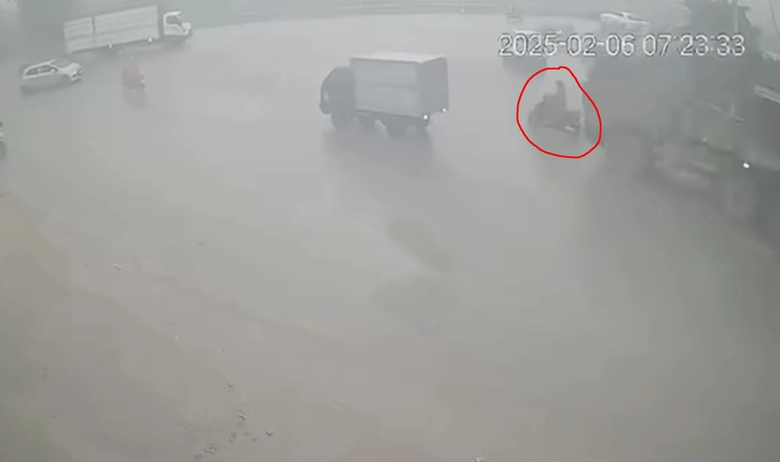 Xe đầu k&eacute;o từ ph&iacute;a sau chồm l&ecirc;n c&aacute;n tử vong c&ocirc; g&aacute;i trẻ ở n&uacute;t giao tr&ecirc;n QL39 - Ảnh 2.