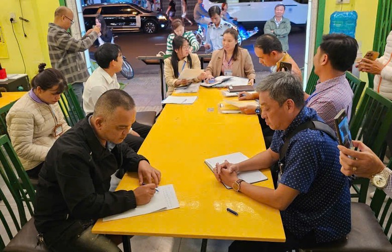 Nhà hàng “chặt chém” 1 triệu đồng 2 đĩa rau muống mắc loạt sai phạm- Ảnh 1.