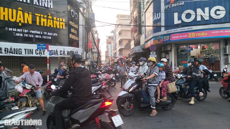 Bạc Li&ecirc;u: Người d&acirc;n tấp nập mua lễ vật ng&agrave;y v&iacute;a Thần T&agrave;i- Ảnh 1.