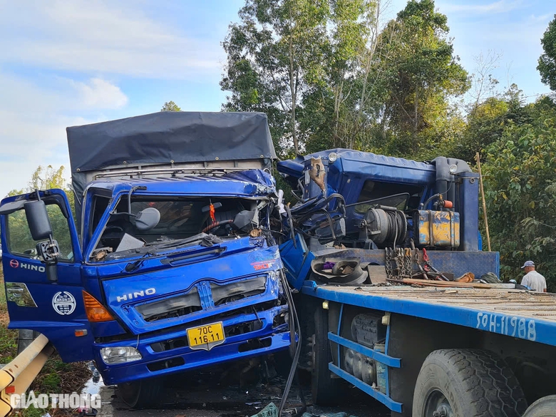 Hai xe tải t&ocirc;ng trực diện, người d&acirc;n ph&aacute; cửa cứu t&agrave;i xế bị kẹt trong cabin- Ảnh 1.