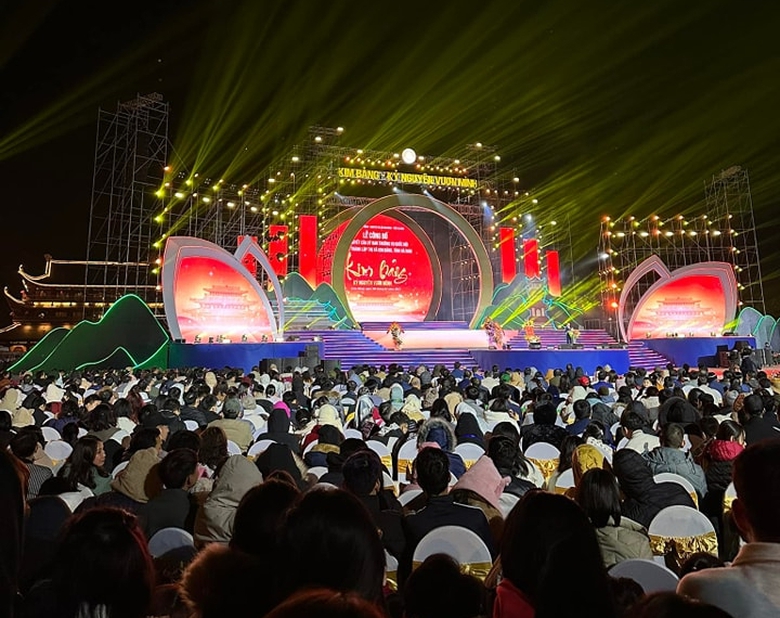 Ph&oacute; chủ tịch Quốc hội trao quyết định th&agrave;nh lập thị x&atilde; Kim Bảng- Ảnh 2.