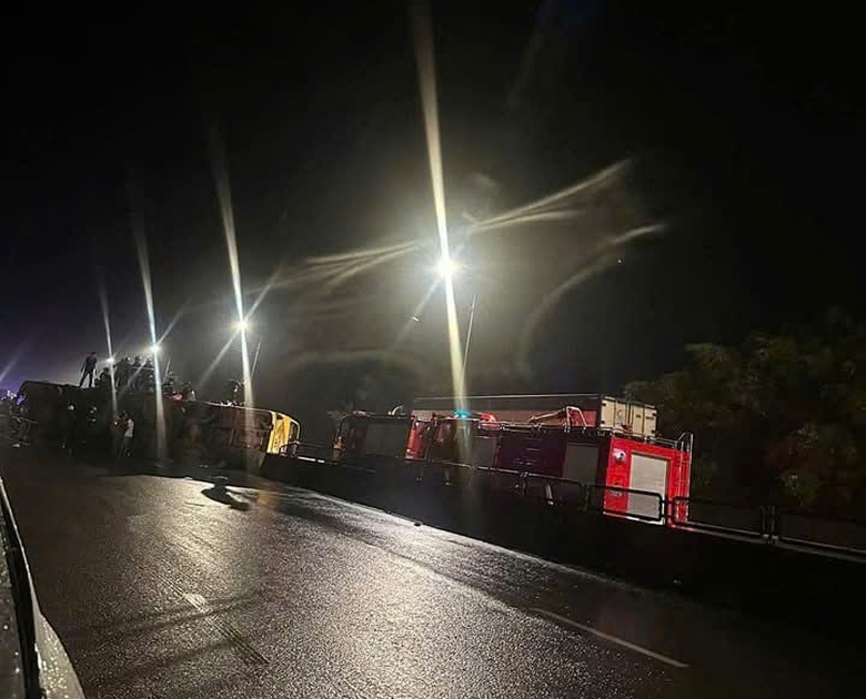 Cận cảnh hiện trường vụ lật xe kh&aacute;ch khiến 3 người tử vong ở Ph&uacute; Y&ecirc;n- Ảnh 5.