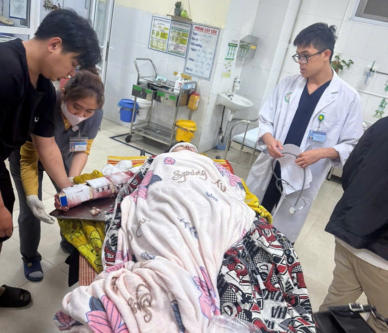 Vụ tai nạn xe kh&aacute;ch ở Ph&uacute; Y&ecirc;n: Sức khoẻ c&aacute;c nạn nh&acirc;n bị thương hiện ra sao?- Ảnh 1.