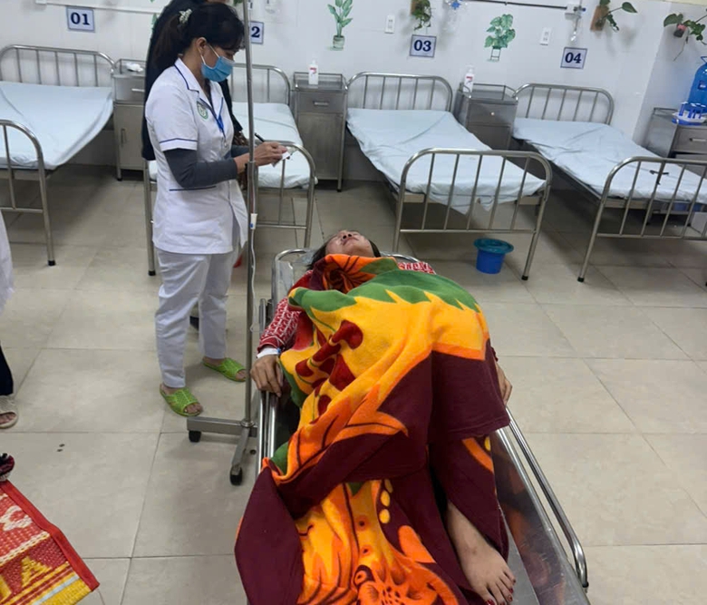 Cận cảnh hiện trường vụ lật xe kh&aacute;ch khiến 3 người tử vong ở Ph&uacute; Y&ecirc;n- Ảnh 8.