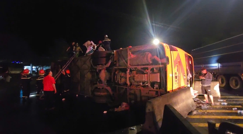 Nạn nh&acirc;n kinh ho&agrave;ng kể gi&acirc;y ph&uacute;t xe kh&aacute;ch lật ở Ph&uacute; Y&ecirc;n khiến 3 người chết- Ảnh 3.