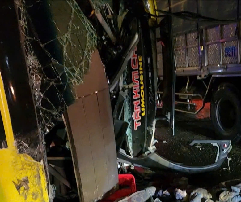 Cận cảnh hiện trường vụ lật xe kh&aacute;ch khiến 3 người tử vong ở Ph&uacute; Y&ecirc;n- Ảnh 3.