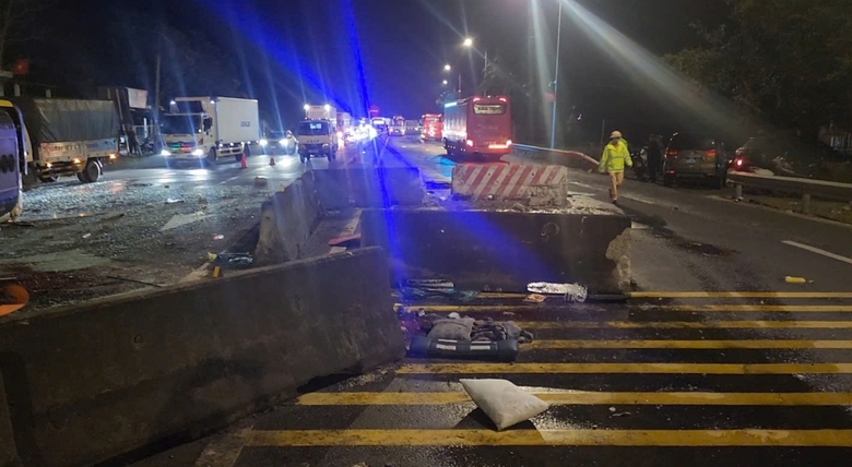 Cận cảnh hiện trường vụ lật xe kh&aacute;ch khiến 3 người tử vong ở Ph&uacute; Y&ecirc;n- Ảnh 2.