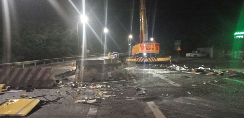 Cận cảnh hiện trường vụ lật xe kh&aacute;ch khiến 3 người tử vong ở Ph&uacute; Y&ecirc;n- Ảnh 7.