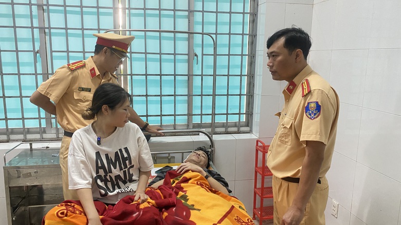 Nạn nh&acirc;n kinh ho&agrave;ng kể gi&acirc;y ph&uacute;t xe kh&aacute;ch lật ở Ph&uacute; Y&ecirc;n khiến 3 người chết- Ảnh 1.