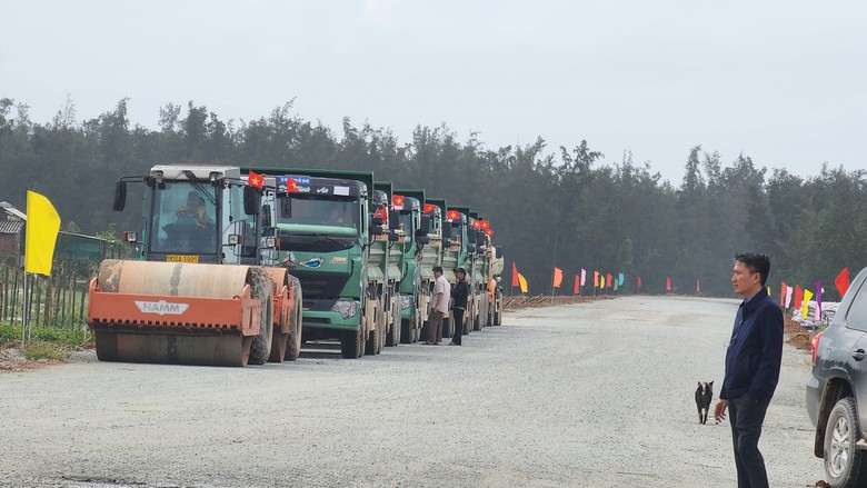 Thủ tướng: "Qua s&ocirc;ng bắc cầu, qua ruộng đổ đất" l&agrave;m nhanh đường ven biển- Ảnh 6.