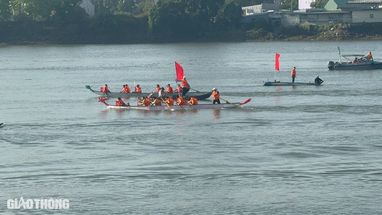 Người dân mãn nhãn với giải đua thuyền và màn nhào lộn trên sông Đồng Nai- Ảnh 1. Người dân mãn nhãn với giải đua thuyền và màn nhào lộn trên sông Đồng Nai- Ảnh 1.