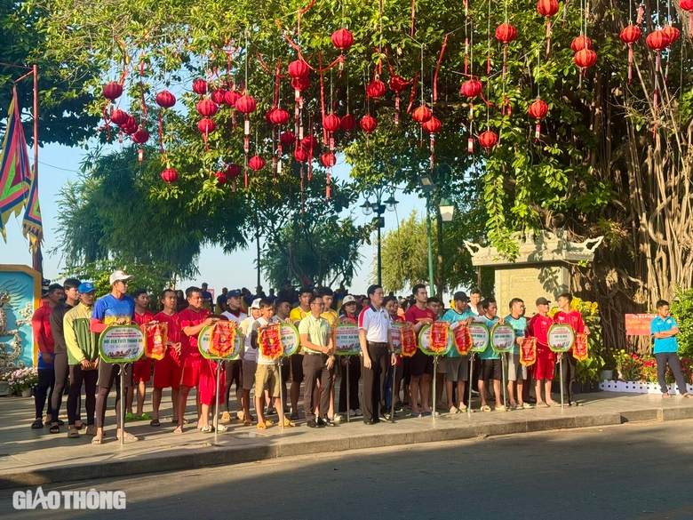Người dân mãn nhãn với giải đua thuyền và màn nhào lộn trên sông Đồng Nai- Ảnh 2. Người dân mãn nhãn với giải đua thuyền và màn nhào lộn trên sông Đồng Nai- Ảnh 2.