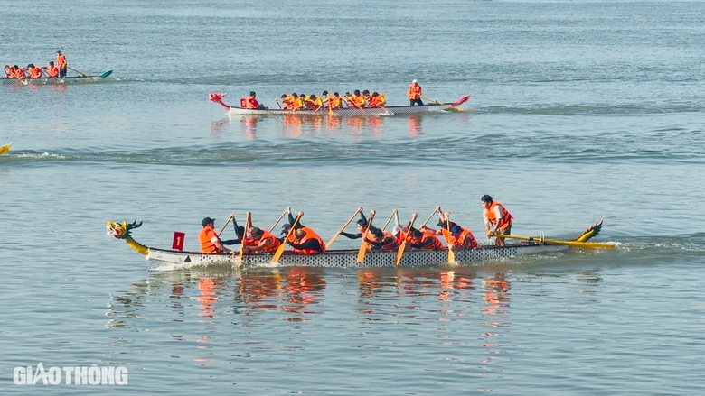 Người dân mãn nhãn với giải đua thuyền và màn nhào lộn trên sông Đồng Nai- Ảnh 8. Người dân mãn nhãn với giải đua thuyền và màn nhào lộn trên sông Đồng Nai- Ảnh 8.