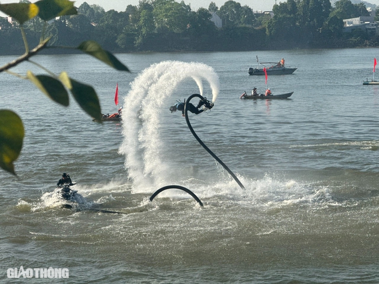 Người dân mãn nhãn với giải đua thuyền và màn nhào lộn trên sông Đồng Nai- Ảnh 12. Người dân mãn nhãn với giải đua thuyền và màn nhào lộn trên sông Đồng Nai- Ảnh 12.