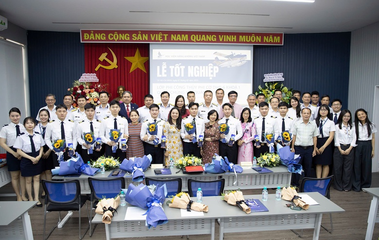 8 phi c&ocirc;ng thủy phi cơ của Học viện H&agrave;ng kh&ocirc;ng Việt Nam tốt nghiệp xuất sắc- Ảnh 1.