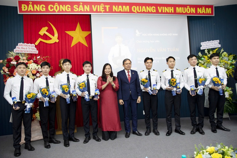 8 phi c&ocirc;ng thủy phi cơ của Học viện H&agrave;ng kh&ocirc;ng Việt Nam tốt nghiệp xuất sắc- Ảnh 4.