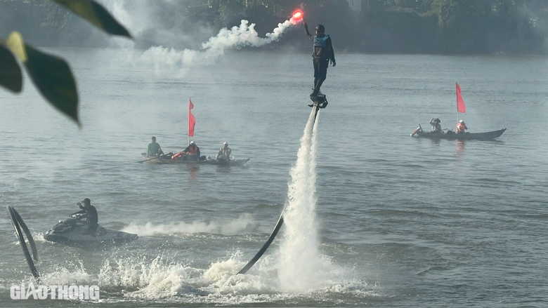 Người dân mãn nhãn với giải đua thuyền và màn nhào lộn trên sông Đồng Nai- Ảnh 5. Người dân mãn nhãn với giải đua thuyền và màn nhào lộn trên sông Đồng Nai- Ảnh 5.