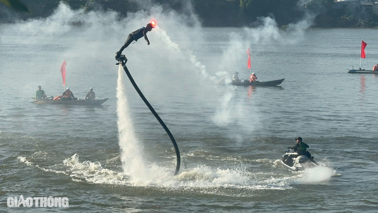 Người dân mãn nhãn với giải đua thuyền và màn nhào lộn trên sông Đồng Nai- Ảnh 9. Người dân mãn nhãn với giải đua thuyền và màn nhào lộn trên sông Đồng Nai- Ảnh 9.