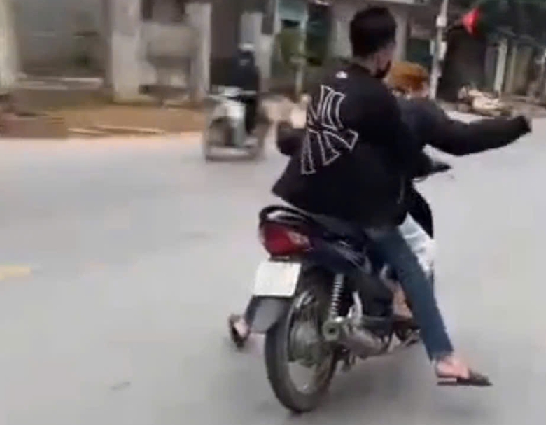 "L&agrave;m xiếc" khi điều khiển xe m&ocirc; t&ocirc;, nam thanh ni&ecirc;n tại Bắc Giang bị phạt 13 triệu đồng- Ảnh 1.
