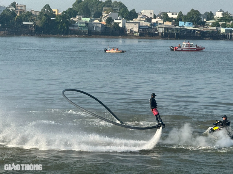 Người dân mãn nhãn với giải đua thuyền và màn nhào lộn trên sông Đồng Nai- Ảnh 6. Người dân mãn nhãn với giải đua thuyền và màn nhào lộn trên sông Đồng Nai- Ảnh 6.