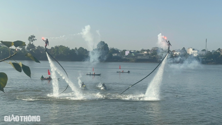 Người dân mãn nhãn với giải đua thuyền và màn nhào lộn trên sông Đồng Nai- Ảnh 4. Người dân mãn nhãn với giải đua thuyền và màn nhào lộn trên sông Đồng Nai- Ảnh 4.